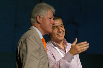 Bill Clinton (izq.), Ing. Ignacio Deschamps (der.)